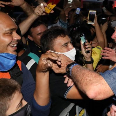 Em meio ao avanço da pandemia, Bolsonaro e filhos voltam a criticar medidas de isolamento