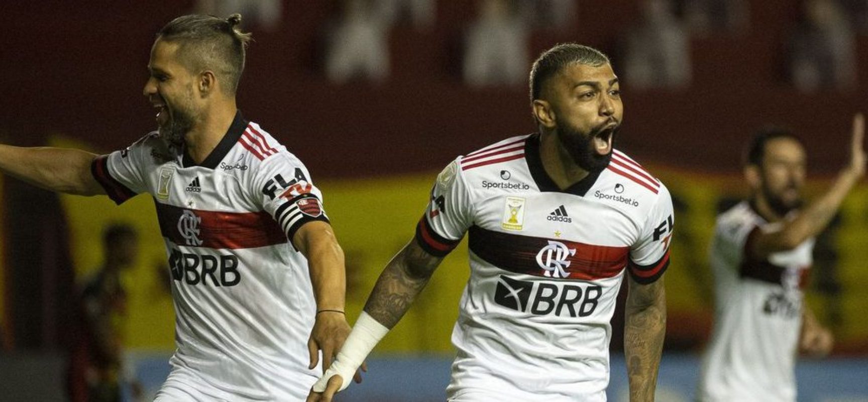 Flamengo brilha no primeiro tempo, bate Sport e segue na cola do Inter