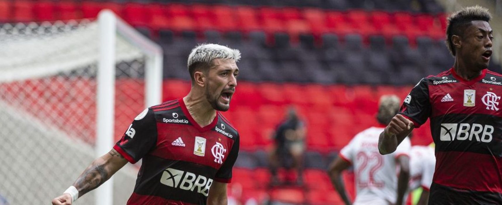 Flamengo vence Inter de virada e assume a liderança do Brasileiro
