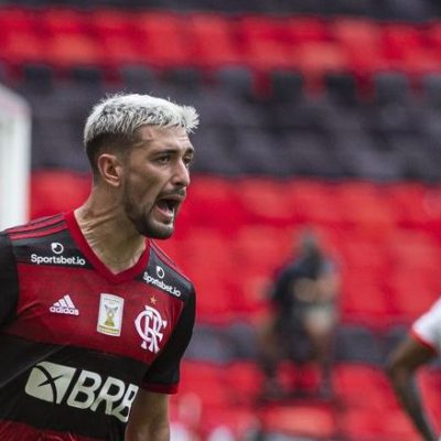 Flamengo vence Inter de virada e assume a liderança do Brasileiro