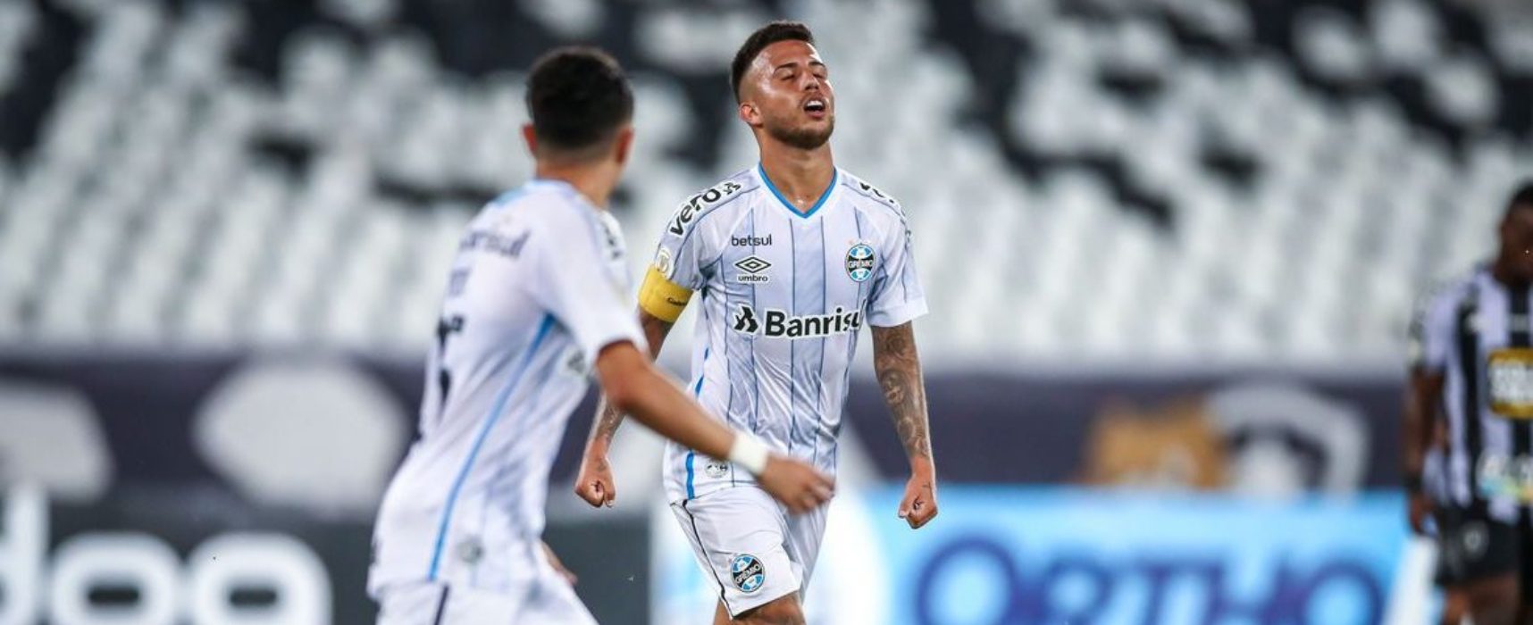 Grêmio vence Botafogo e continua na briga por vaga para Libertadores