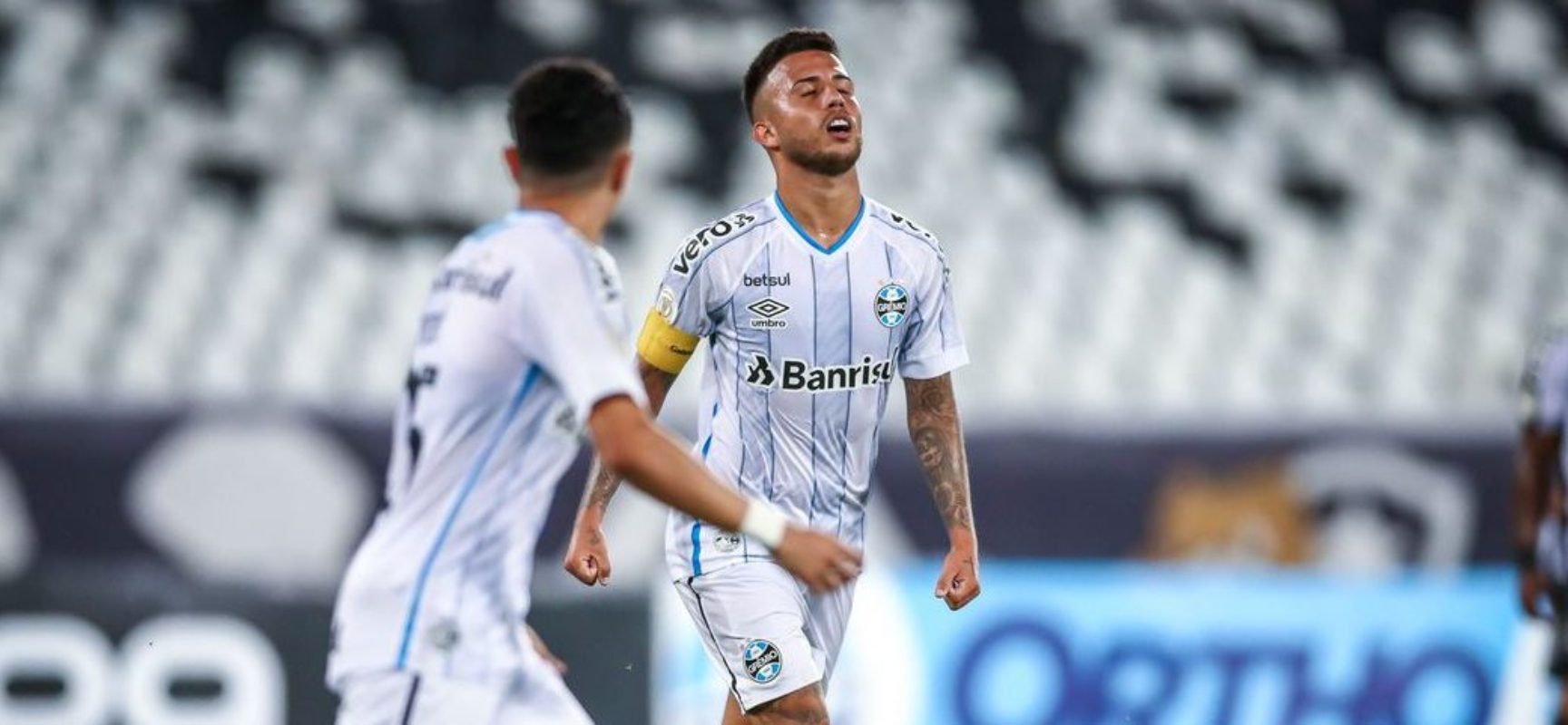 Grêmio vence Botafogo e continua na briga por vaga para Libertadores