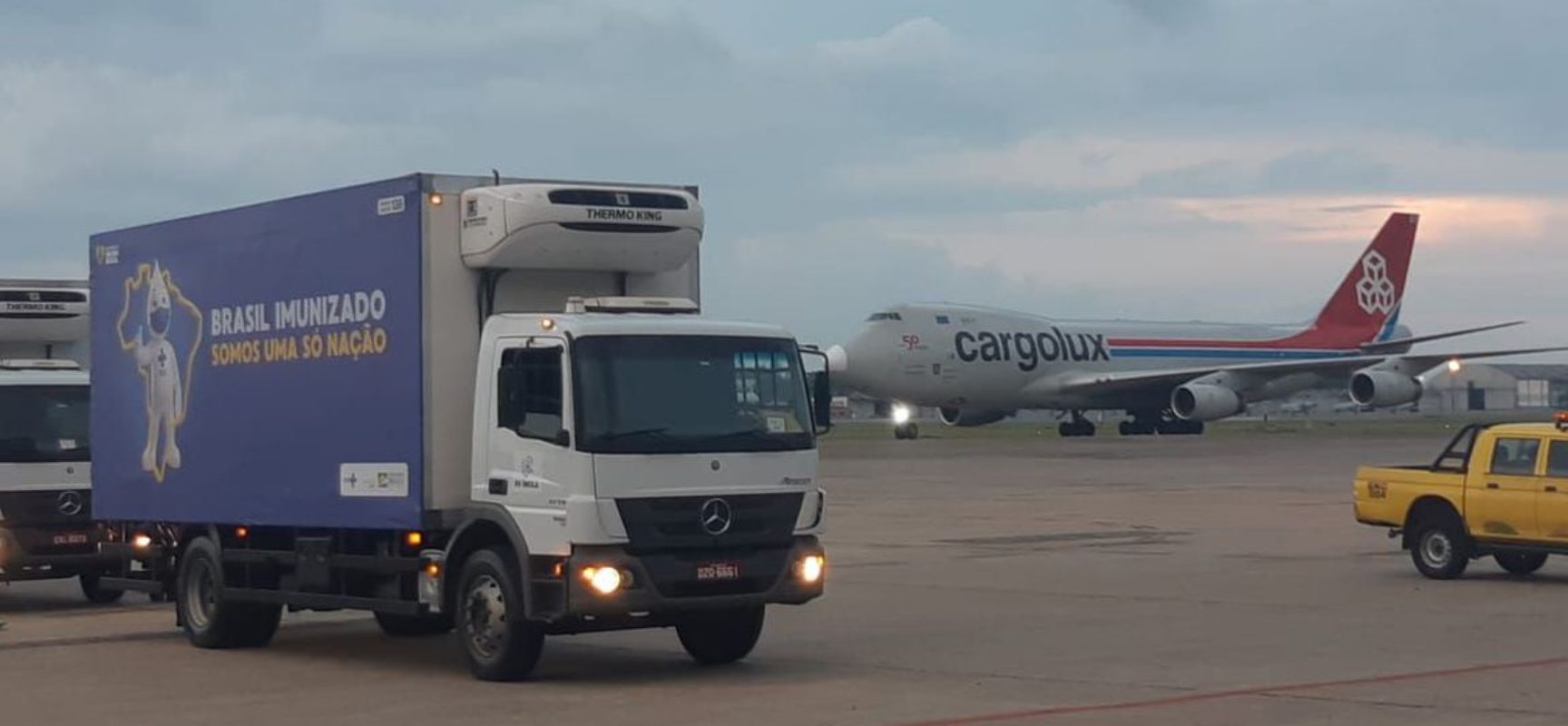 Matéria-prima para produzir 12 milhões de doses de vacina chega ao Rio