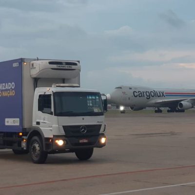 Matéria-prima para produzir 12 milhões de doses de vacina chega ao Rio