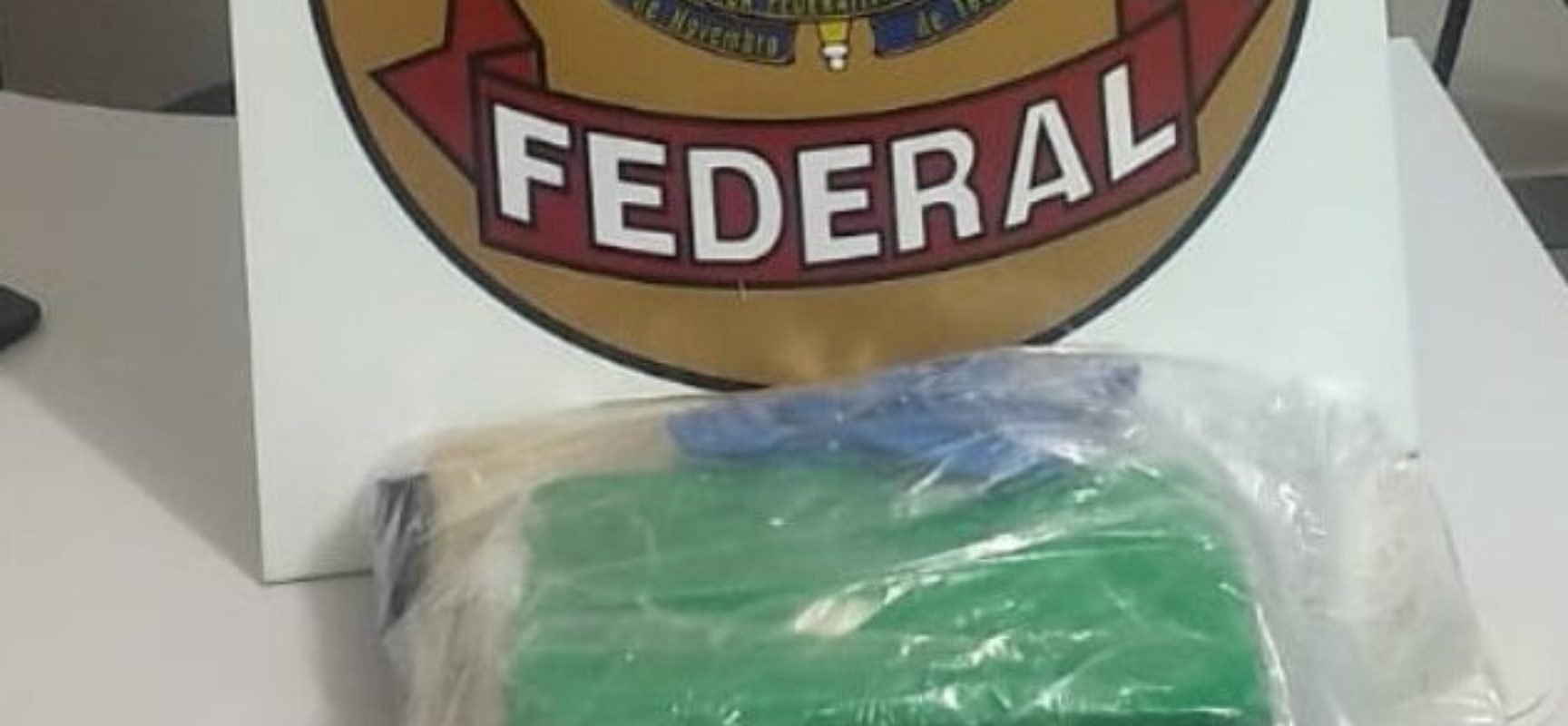 Mulher é presa após receber encomenda com 3 kg de cocaína via Correios
