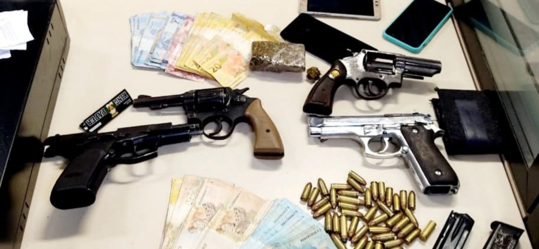 Operação da PM apreende dez armas, munições e drogas em Feira