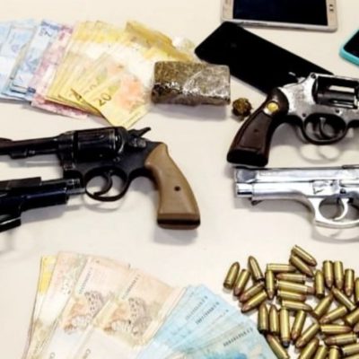 Operação da PM apreende dez armas, munições e drogas em Feira