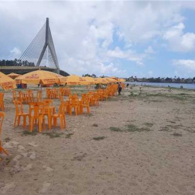 Prefeitura reordena barracas na Praia do Cristo; medida visa conter disseminação da Covid-19