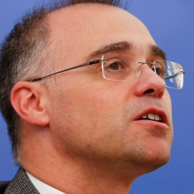 Bolsonaro confirma Mendonça para STF e pede oração uma vez por semana na Corte