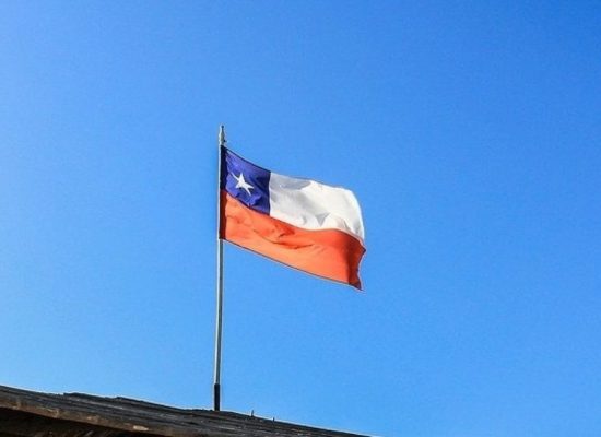 Chile impõe quarentena em hotel para quem chegar do Brasil