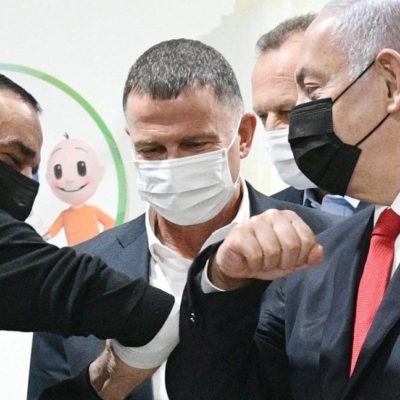 Com mais da metade da população vacinada, Israel reabre restaurantes