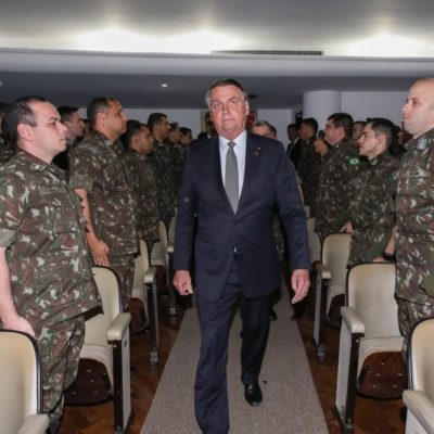 Forças Armadas devem começar a vacinar população, diz Bolsonaro