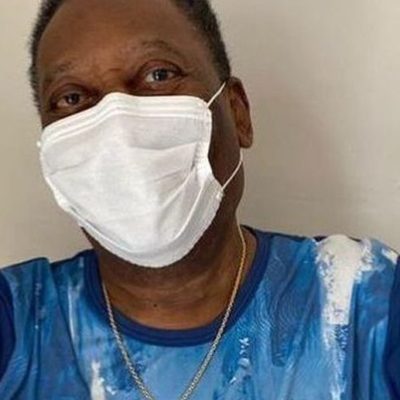 “Dia inesquecível”, diz Pelé, 80 anos, ao ser vacinado contra covid-19