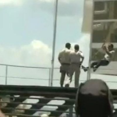 Homem tenta invadir prefeitura e é detido durante protesto contra medidas restritivas em Salvador