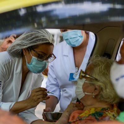 Ilhéus vacina idosos a partir de 74 anos em drive-thru dias 18 e 19 de março