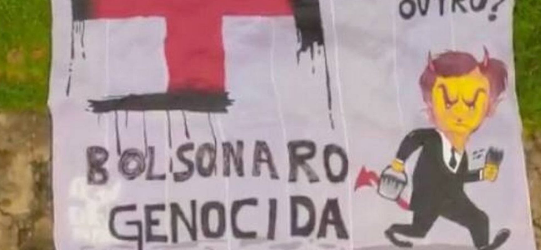 Manifestantes são presos após abrirem faixa em frente ao Planalto chamando Bolsonaro de ‘genocida’