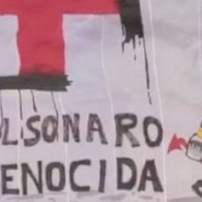 Manifestantes são presos após abrirem faixa em frente ao Planalto chamando Bolsonaro de ‘genocida’