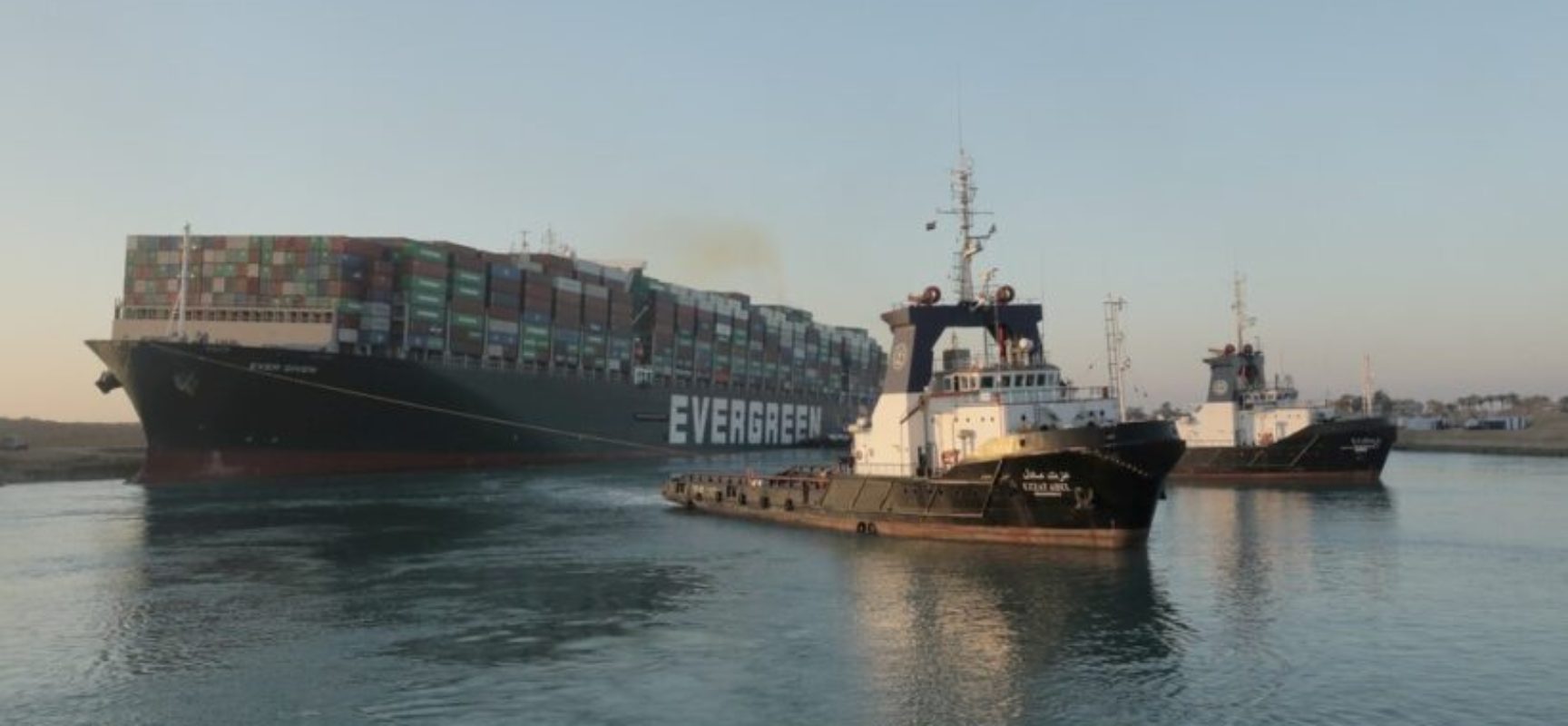 Navio desencalha e volta a navegar após seis dias no Canal de Suez