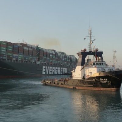 Navio desencalha e volta a navegar após seis dias no Canal de Suez
