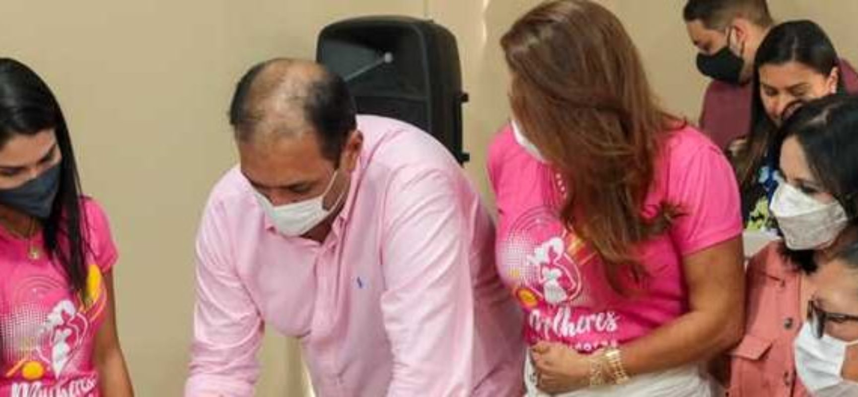 Prefeito assina termo de compromisso para profissionalizar mulheres assistidas pelo CRAS