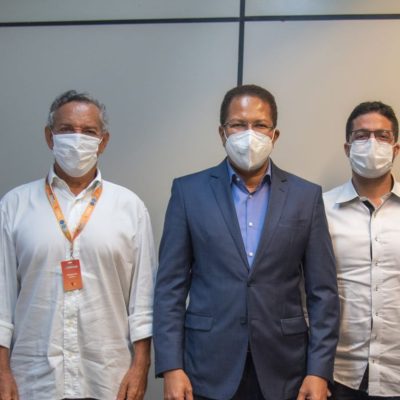 Prefeito Augusto Castro participa de ato da assinatura de contrato do terreno do Grupo Atakarejo