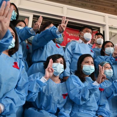 Profissionais de saúde protestam contra golpe de Estado em Myanmar