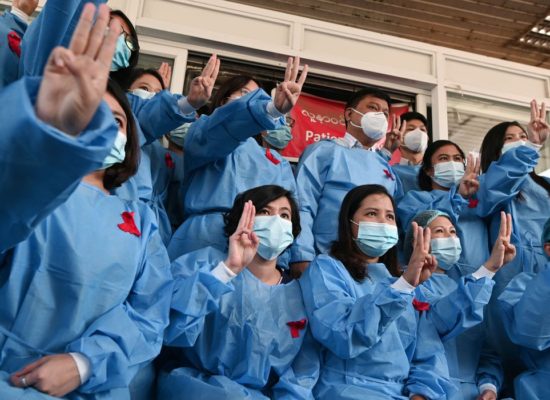 Profissionais de saúde protestam contra golpe de Estado em Myanmar