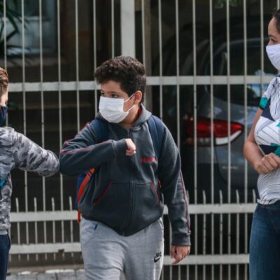 Autoridades e relatora divergem sobre projeto que inclui ensino básico nos serviços essenciais