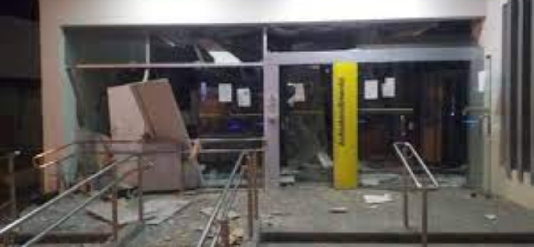 Bandidos explodem agência bancária em São Sebastião do Passé