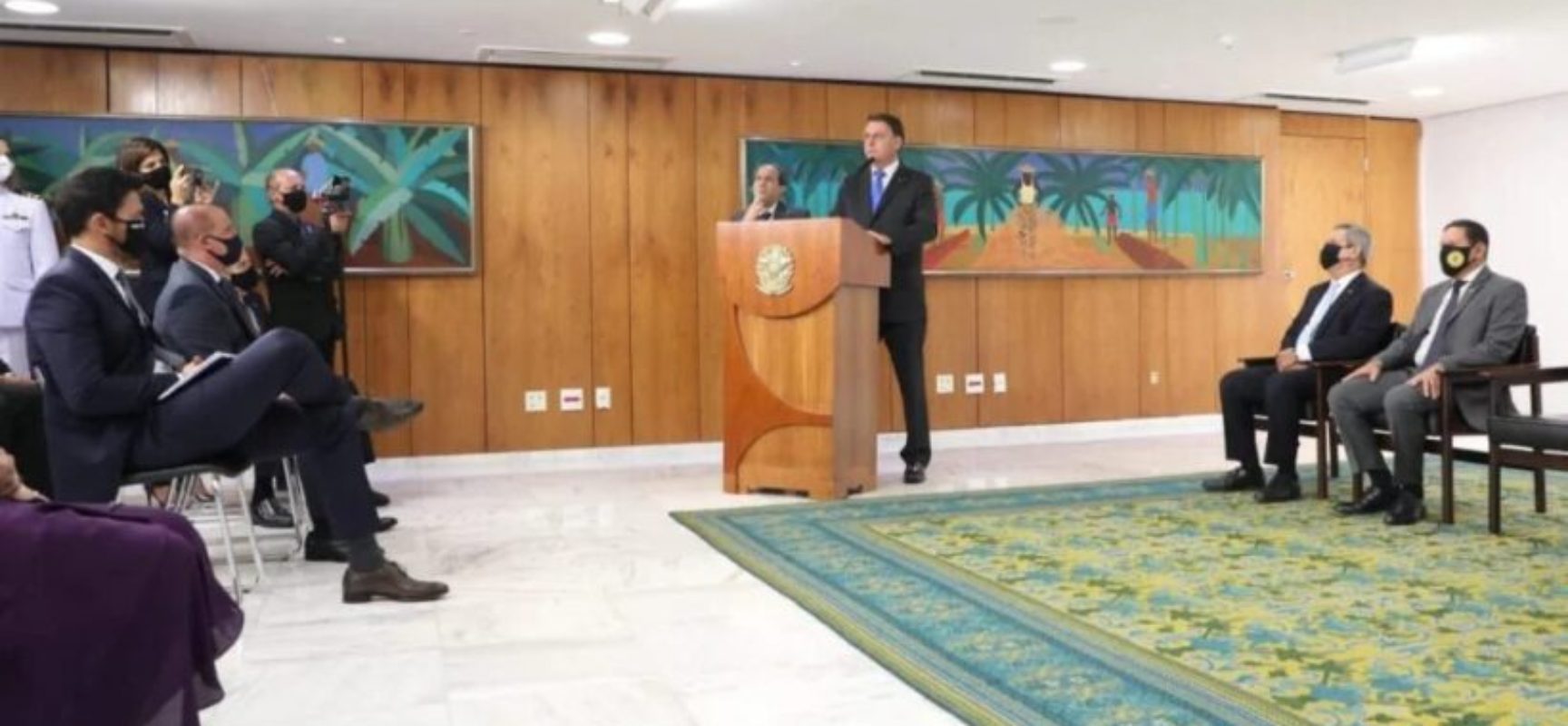 Bolsonaro dá posse a seis ministros em cerimônia restrita no Planalto