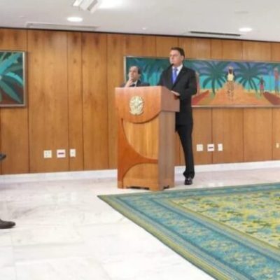 Bolsonaro dá posse a seis ministros em cerimônia restrita no Planalto