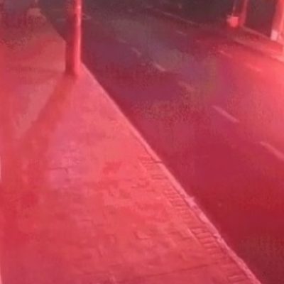 Bombeiro ateia fogo em sede de jornal protestando contra medidas restritivas
