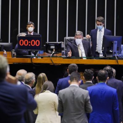 Câmara aprova compra de vacinas pelo setor privado com doação na mesma quantidade ao SUS