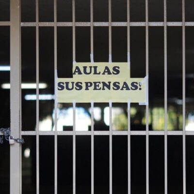 Câmara aprova texto-base de PL que torna escolas serviços essenciais