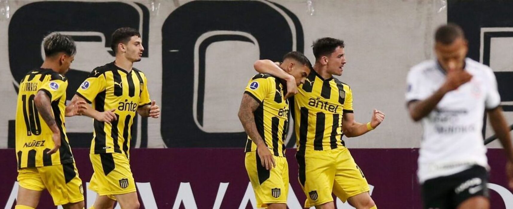 Corinthians perde para Peñarol e se complica na Sul-Americana