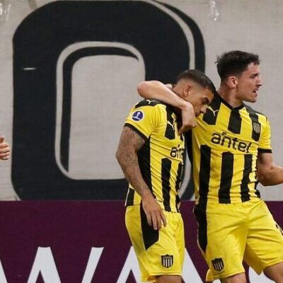Corinthians perde para Peñarol e se complica na Sul-Americana