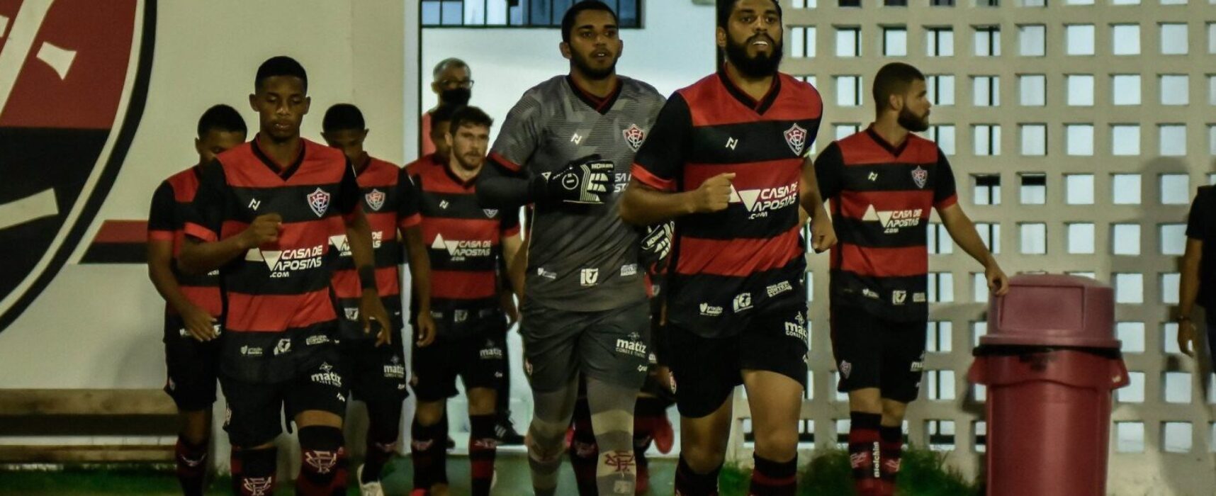 Em busca do G-4, Vitória recebe o lanterna Doce Mel pelo Baianão