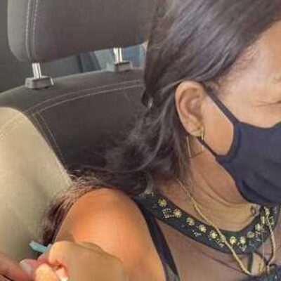 Ilhéus vacina idosos de 62+ em drive-thru e aplica 2ª dose em pontos fixos nesta terça (13)