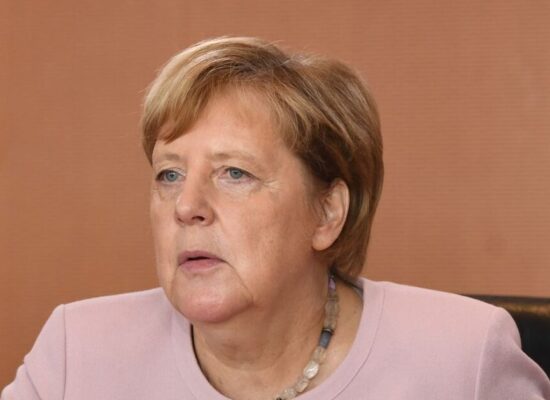 Lockdowns obrigatórios são vitais para conter covid-19, diz Merkel