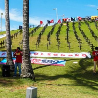 Manifestantes fincam cruzes no Cristo da Barra em homenagem às vítimas da Covid-19