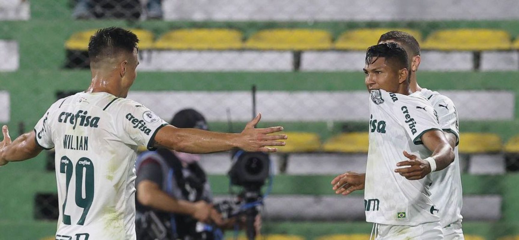 Palmeiras vence e fica perto do título da Recopa Sul-Americana