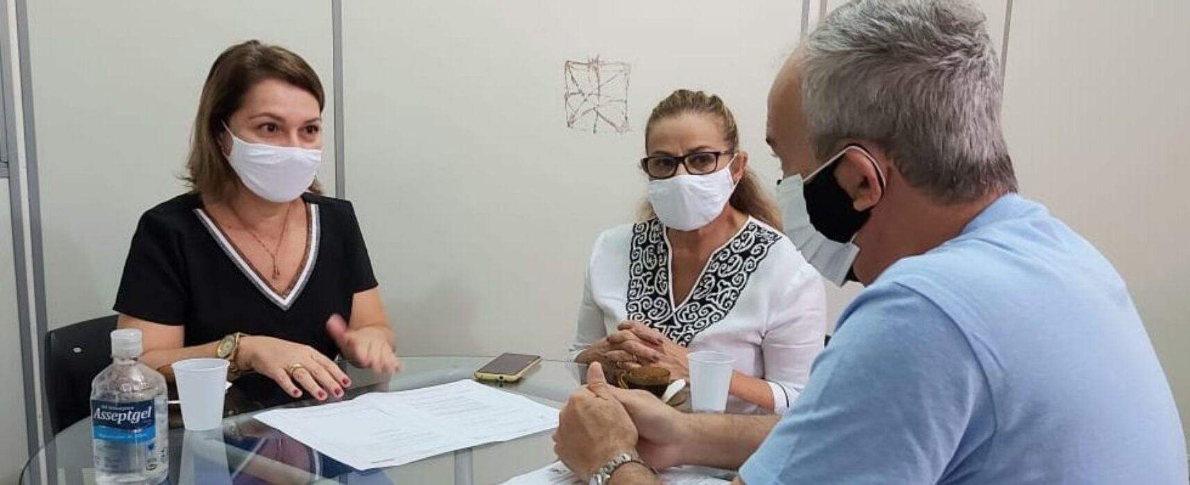 Prefeito Augusto Castro recebe relatório final do recadastramento de servidores