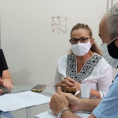 Prefeito Augusto Castro recebe relatório final do recadastramento de servidores