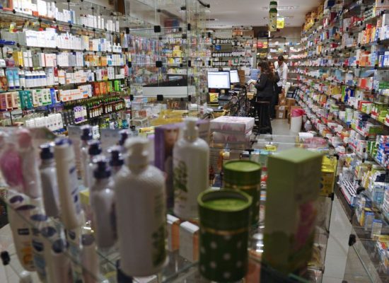 Ação contra lei municipal que permite venda de artigos de conveniência em farmácias é incabível