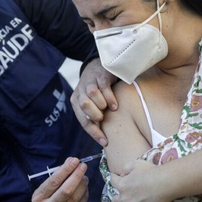 Anvisa orienta suspensão de vacina da AstraZeneca para grávidas