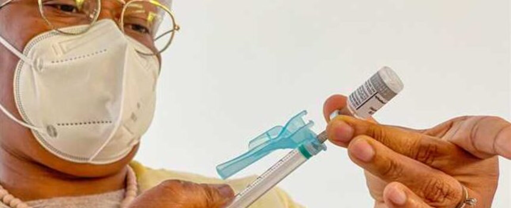 Aplicação da CoronaVac continua suspensa; 2ª dose da vacina de Oxford segue no CMAE