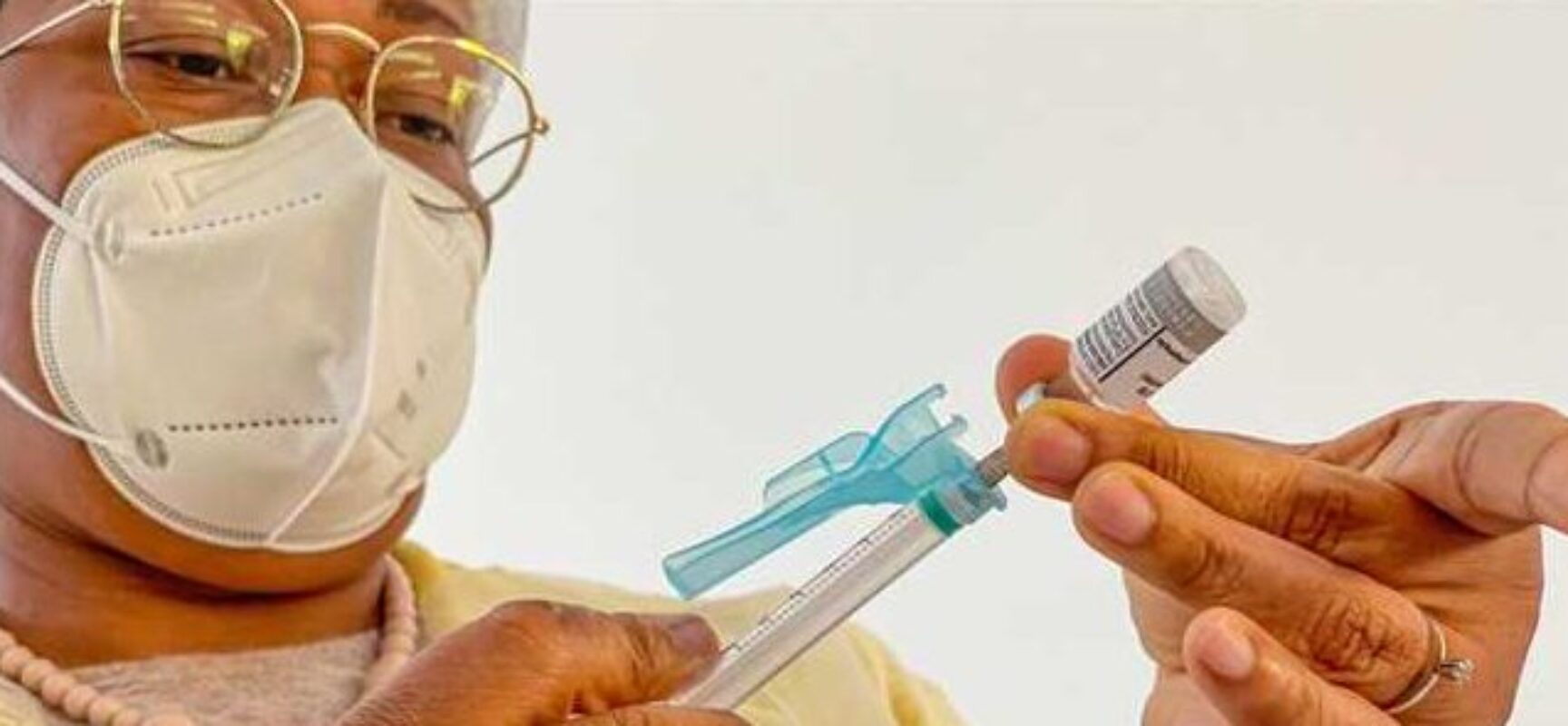 Aplicação da CoronaVac continua suspensa; 2ª dose da vacina de Oxford segue no CMAE