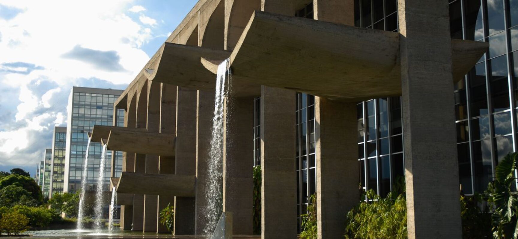 Conare capacita migrantes e refugiados em educação financeira