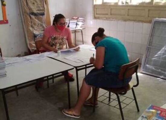 Educação: Pais entregam atividades nas escolas em Ilhéus