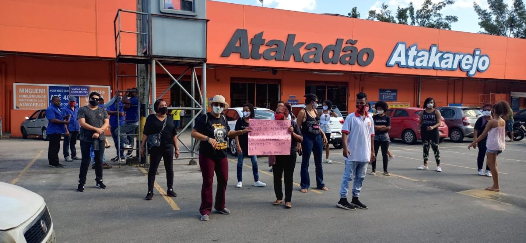 Entidades voltam a protestar contra mortes de tio e sobrinho suspeitos de furto no Atakarejo